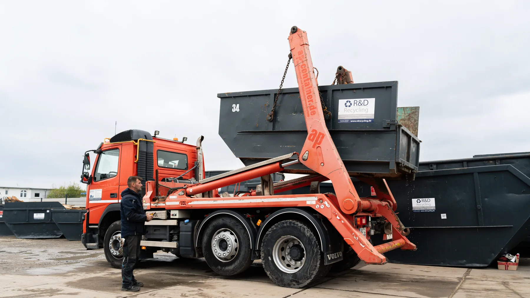 Lastwagen von R&D Recycling setzt einen Absetzcontainer ab
