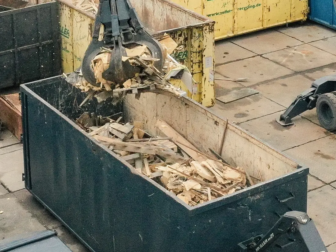 Container mit Holz und Abbruchmaterial